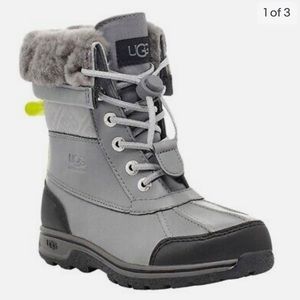 UGG BUTTE II CWR METAL UGG PRINT BOOTS - YOUTH (SZ 4) [Used]